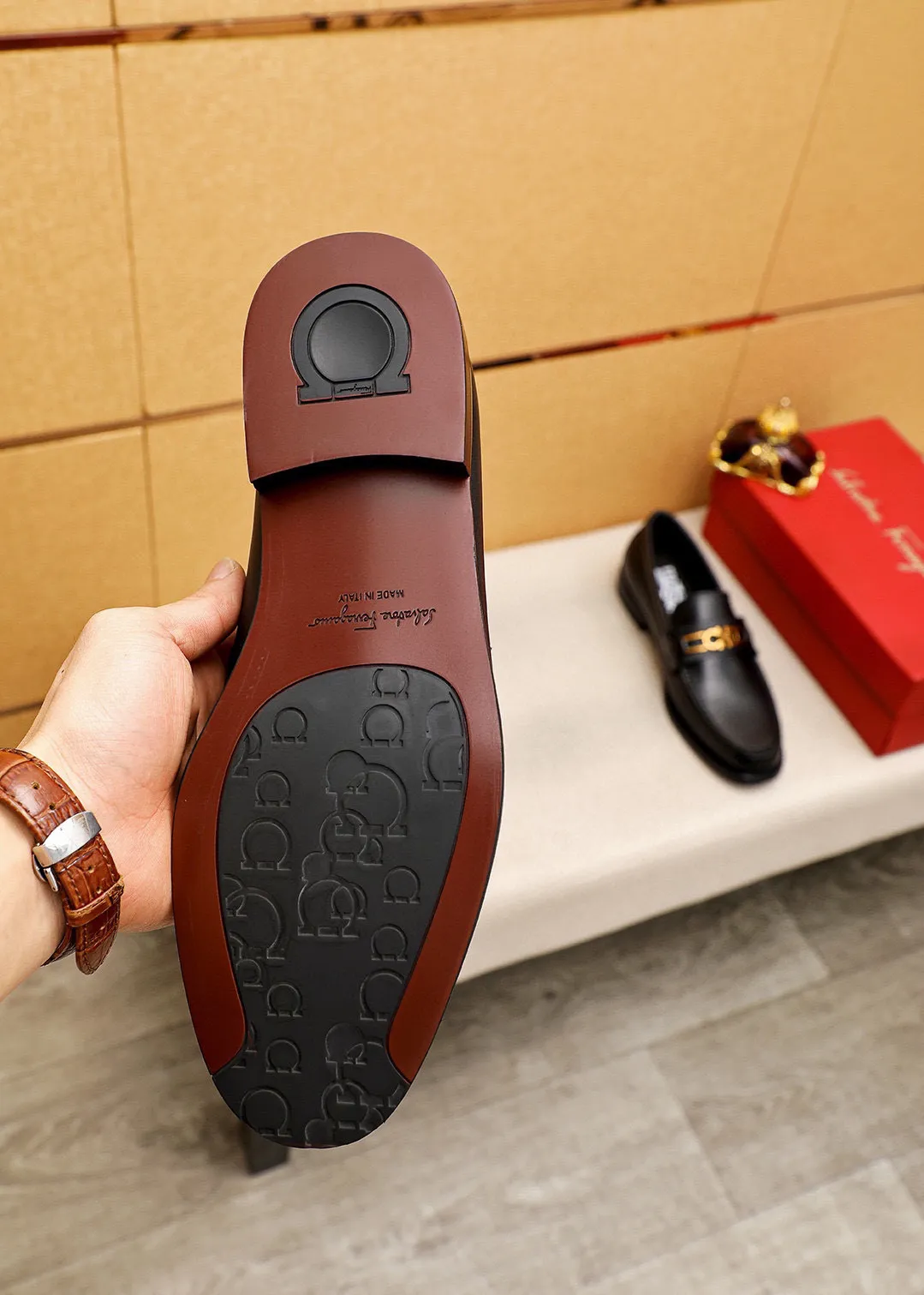 Men's shoes💰460💐 Product trademark: Ferragamo "Ferragamo" casual leather shoes Regular size: 38-44 (45.46🉑️customized) Product materials: Selected imported first-layer calfskin upper + luxury hardware buckle, imported water-dyed cowhide leather lining. Strong three-dimensional visual effect, original outsole color: 1⃣️color optional